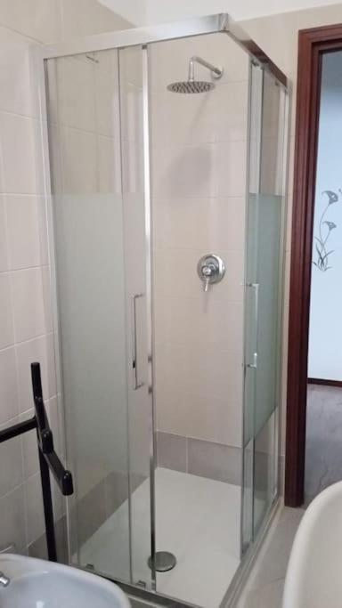 Casa Bilocale In Centro Vicino Stazione Appartement Voghera Buitenkant foto